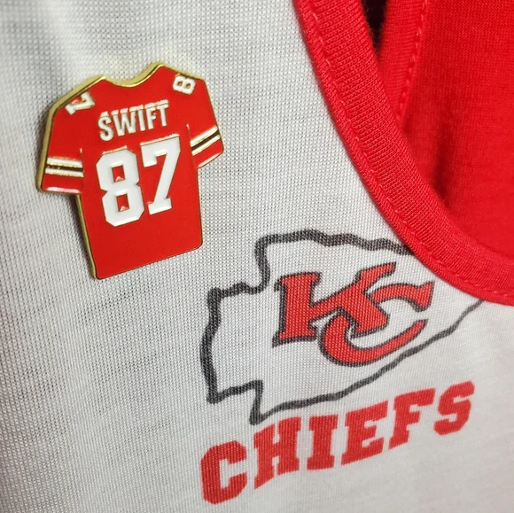 Taylor Swift, Travis Kelce (Swifty / Swifties), Kansas City Chiefs Jersey 87 Pin - Picture 4 of 5